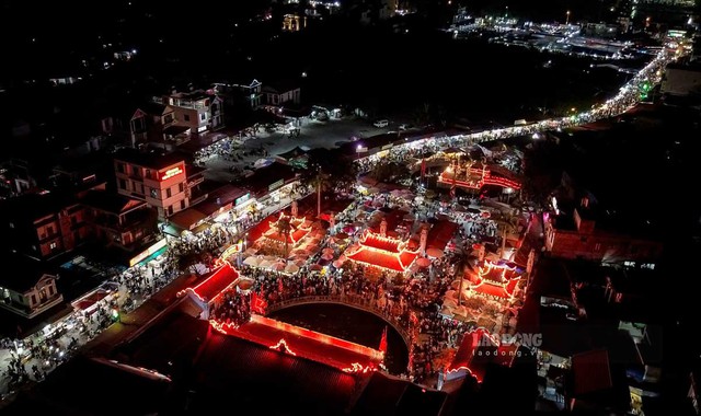 Phiên chợ Viềng nổi tiếng trong các lễ hội mùa xuân tại Việt Nam. Ảnh: Báo Lao động