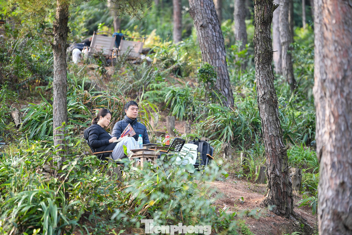 Các khu vực đồi núi cách trung tâm khoảng 30-40 km, trong đó có Sóc Sơn, ghi nhận lượng khách trẻ tăng vào dịp cuối năm và những ngày Tết. Phần lớn đi theo nhóm nhỏ, từ 3-7 người, chủ yếu trong ngày.