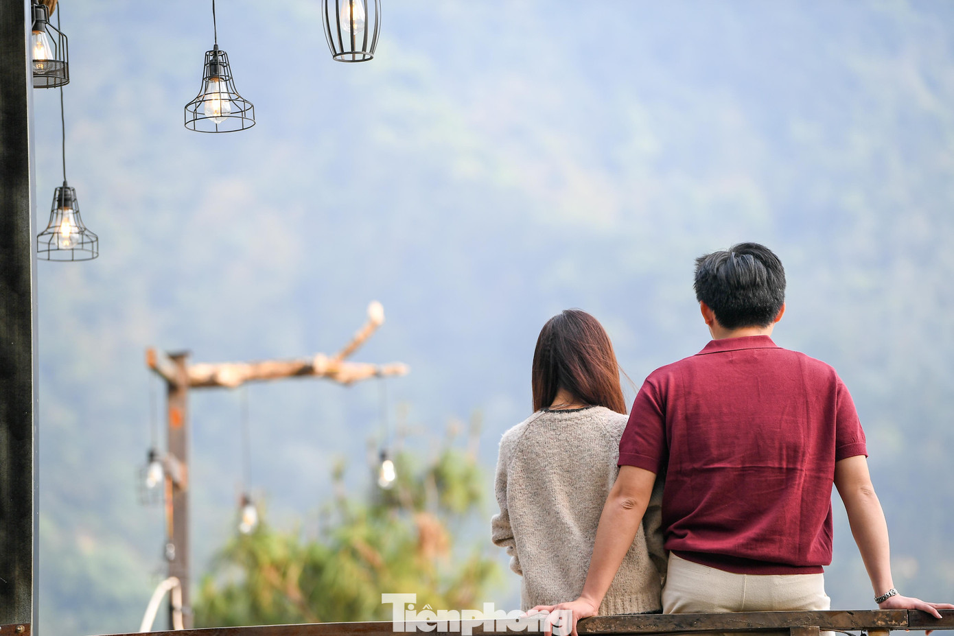 “Ở đây ánh sáng đẹp và không gian thoáng nên chụp ảnh dễ hơn trong thành phố. Mỗi góc đều có thể thành background”, Mai Phương (24 tuổi, Đống Đa) cho biết.