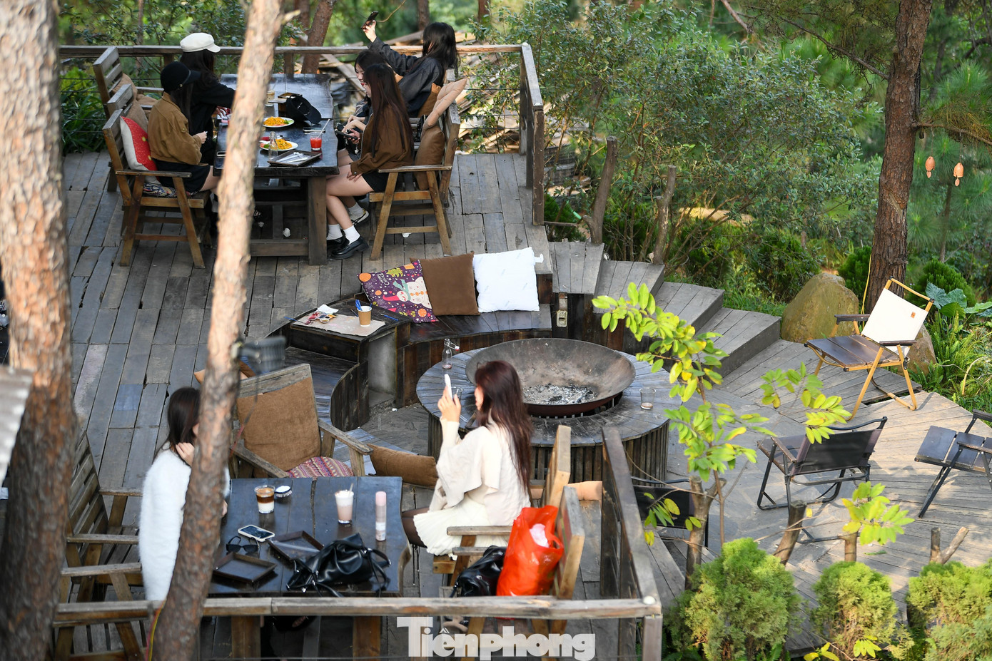 Giới trẻ lên núi uống cà phê, tận hưởng không khí đầu năm - 14