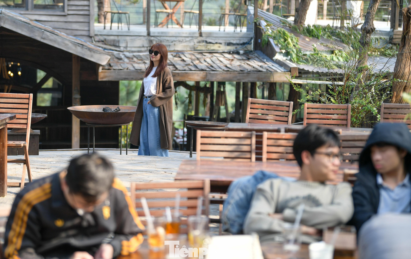 Theo đại diện một cơ sở lưu trú tại vùng ven Hà Nội, dịp Tết lượng khách trẻ tăng nhẹ, chủ yếu đến để nghỉ ngơi và chụp ảnh. “Họ không ở quá lâu, nhưng dành nhiều thời gian để ngắm cảnh và ghi lại khoảnh khắc đầu năm”, người này cho biết.