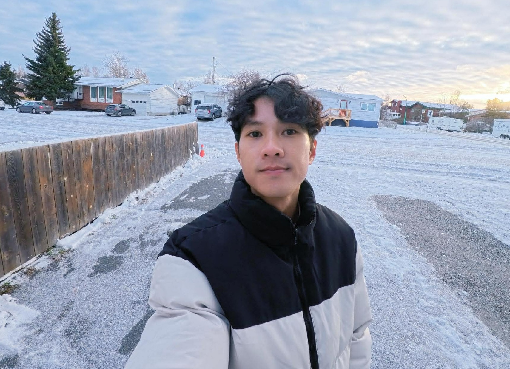 Hiện tại, Hải vừa là một travel blogger, vừa là chuyên gia tư vấn digital marketing cho công ty nước ngoài. Ảnh: NVCC