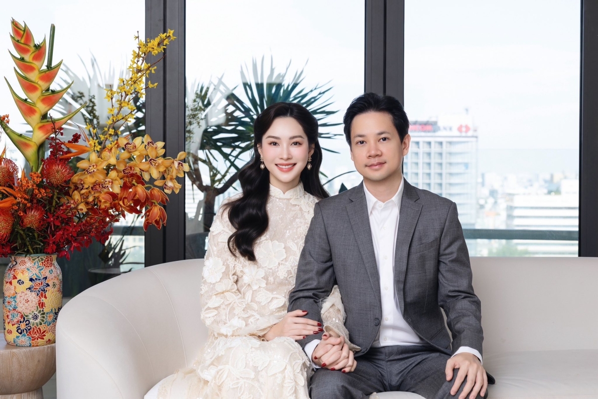 Hoa hậu Đặng Thu Thảo làm điệu với kiểu tóc buộc nửa đầu, phần đuôi tóc được uốn xoăn bồng bềnh, sang trọng.