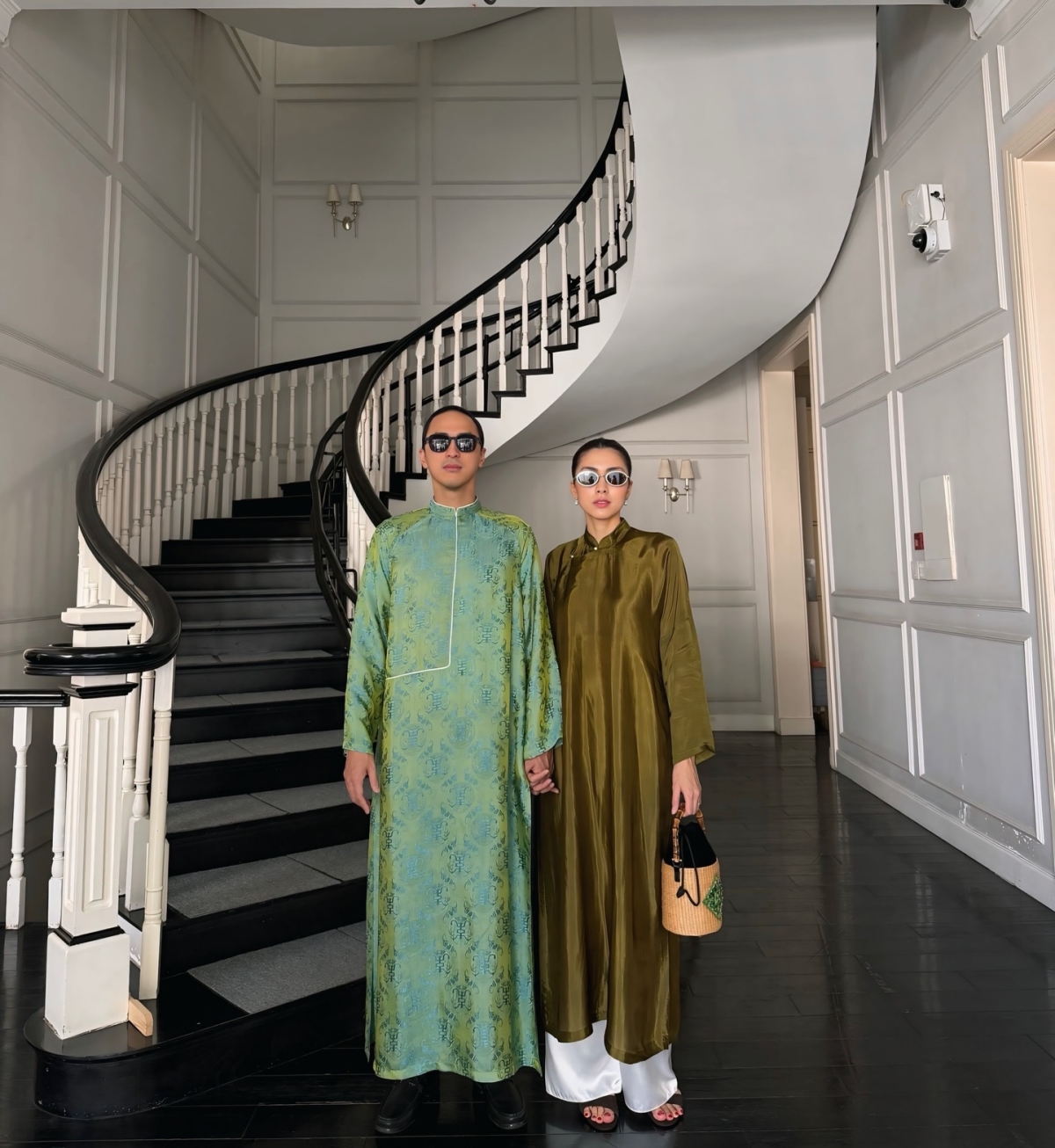 Ngọc nữ Tăng Thanh Hà chọn kiểu tóc búi sleek bun sát da đầu, tạo vẻ thanh lịch, sang trọng.