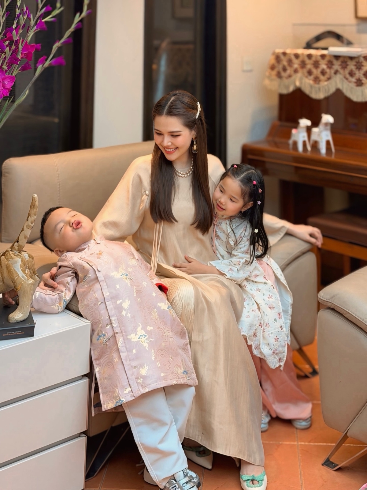 Diễn viên Phanh Lee để tóc buông xõa tự nhiên, cô cài thêm kẹp tóc, vừa giữ phần tóc mang tai gọn gàng, vừa giúp tổng thể thêm nữ tính, điệu đà.