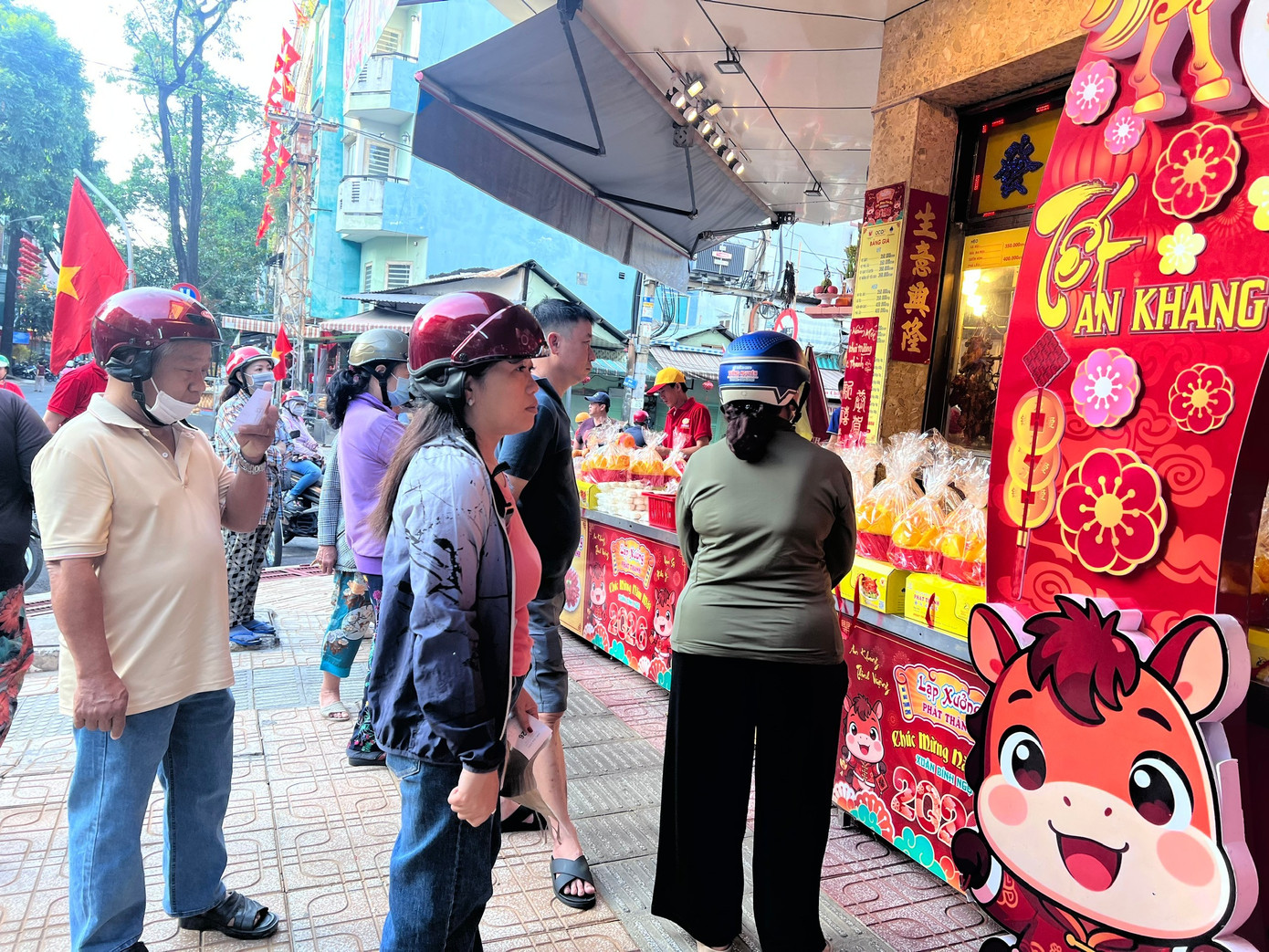 Sau khi thanh toán, khách được phát số và chờ đến lượt nhận vịt quay hoặc gà luộc. Giá vịt quay trong ngày khoảng 350.000 đồng/con.