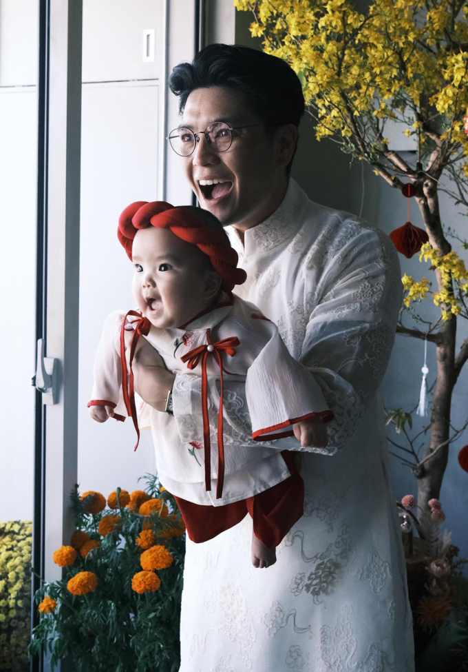 Huy Trần lần đầu khoe rõ mặt con gái gần 7 tháng tuổi, tối 19/2.