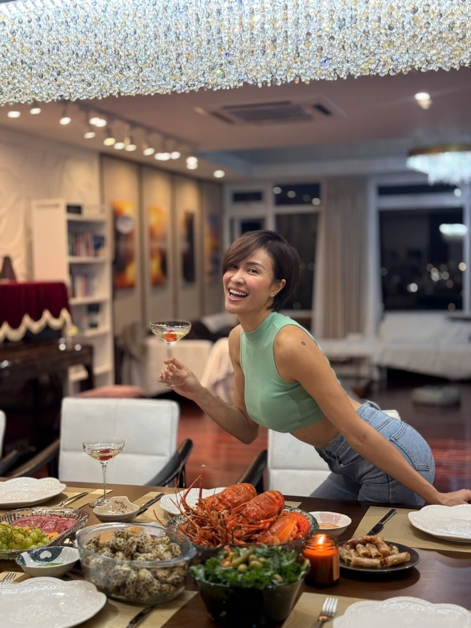 Phương Mai dọn vào căn hộ mới từ cuối tháng 1.