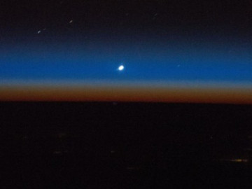 Hướng dẫn cách săn sao Thủy sáng nhất trên bầu trời hoàng hôn chiều mùng 3 Tết