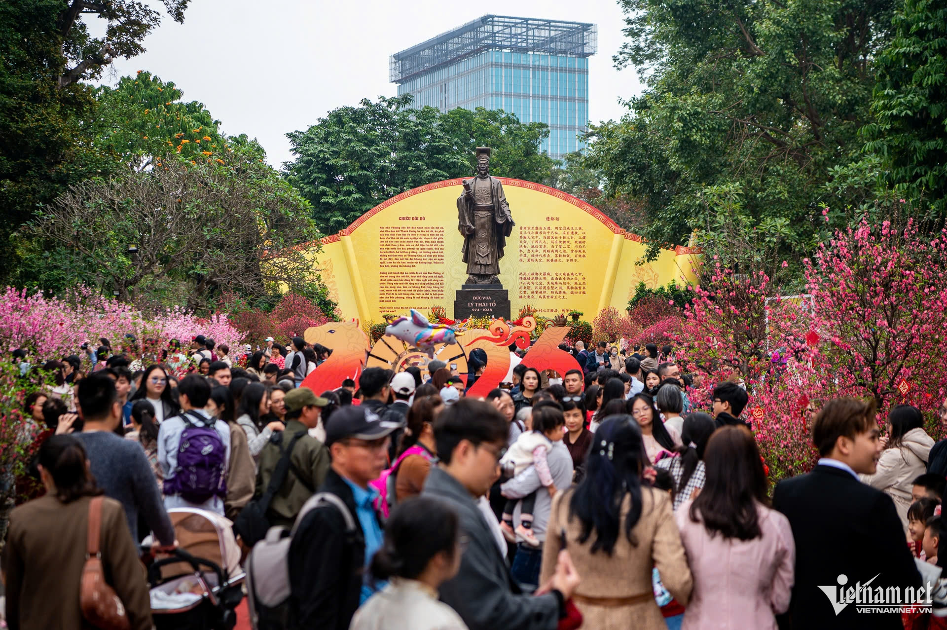 Trong những ngày đầu năm mới Tết Nguyên đán 2026, tiết trời Hà Nội se lạnh, thuận lợi cho người dân và du khách du xuân. Trong đó, khu vực công viên Lý Thái Tổ thu hút lượng khách đông hơn cả.