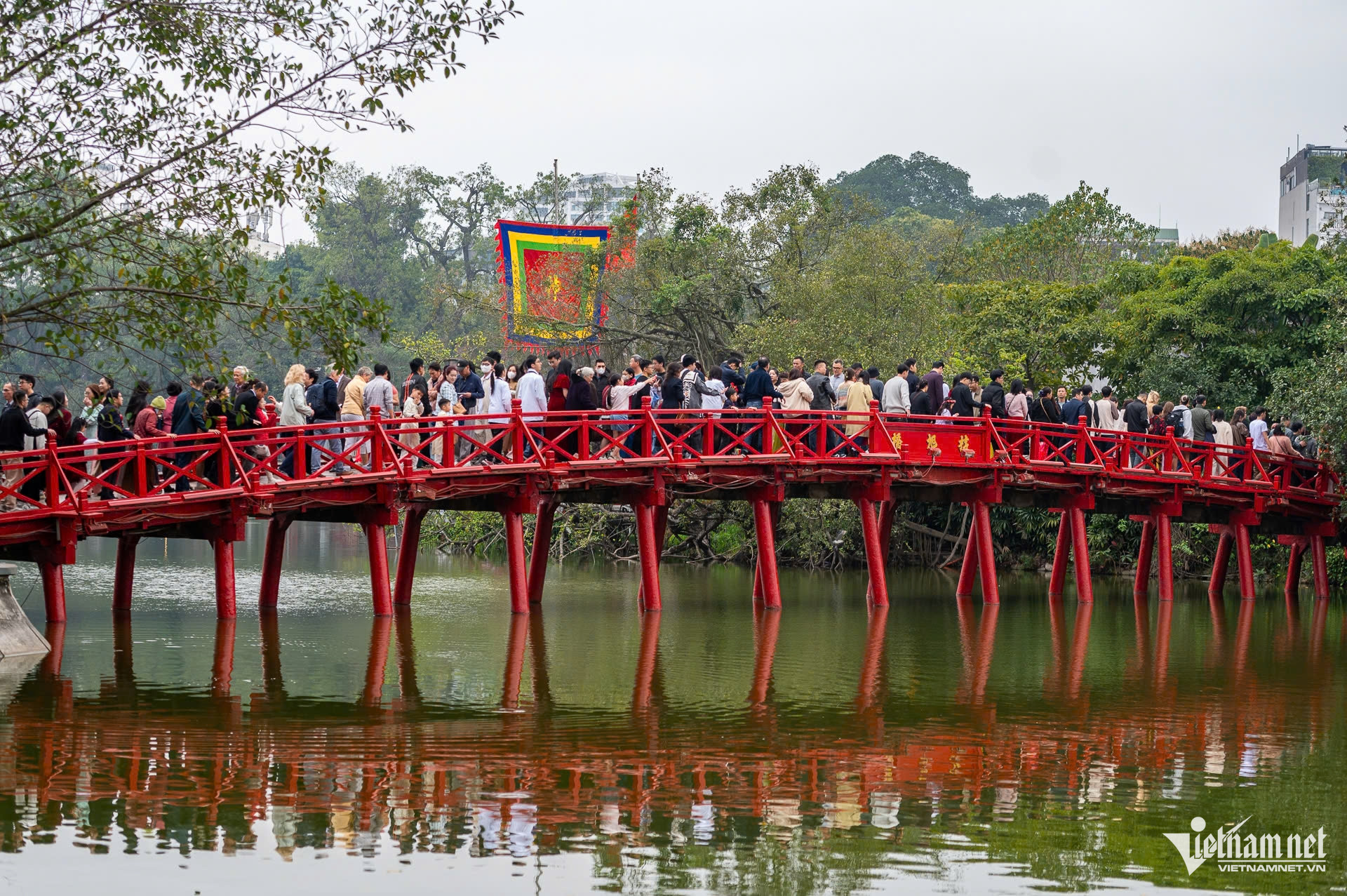 Những địa điểm tham quan như cầu Thê Húc, đền Ngọc Sơn, phố Tạ Hiện... nhộn nhịp người qua lại. 