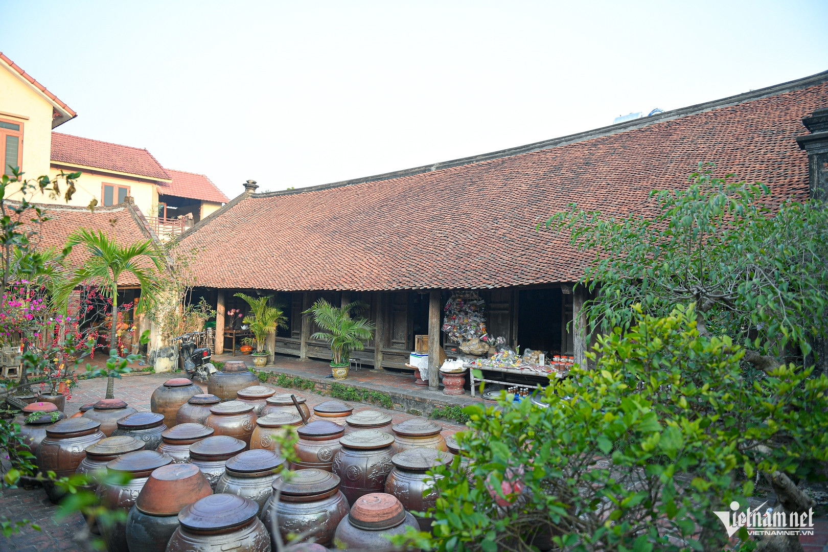 Xuyên không ở ngôi làng cổ Hà Nội, nơi thời gian như ngủ quên 22 Nhà cổ của gia đình ông Thể hơn 300 năm tuổi với khoảng sân đầy ắp những chum tương nếp - đặc sản Đường Lâm. Căn nhà có 7 gian, 2 dĩ, mái lợp ngói ri, nền gạch nung, tường đá ong mộc mạc