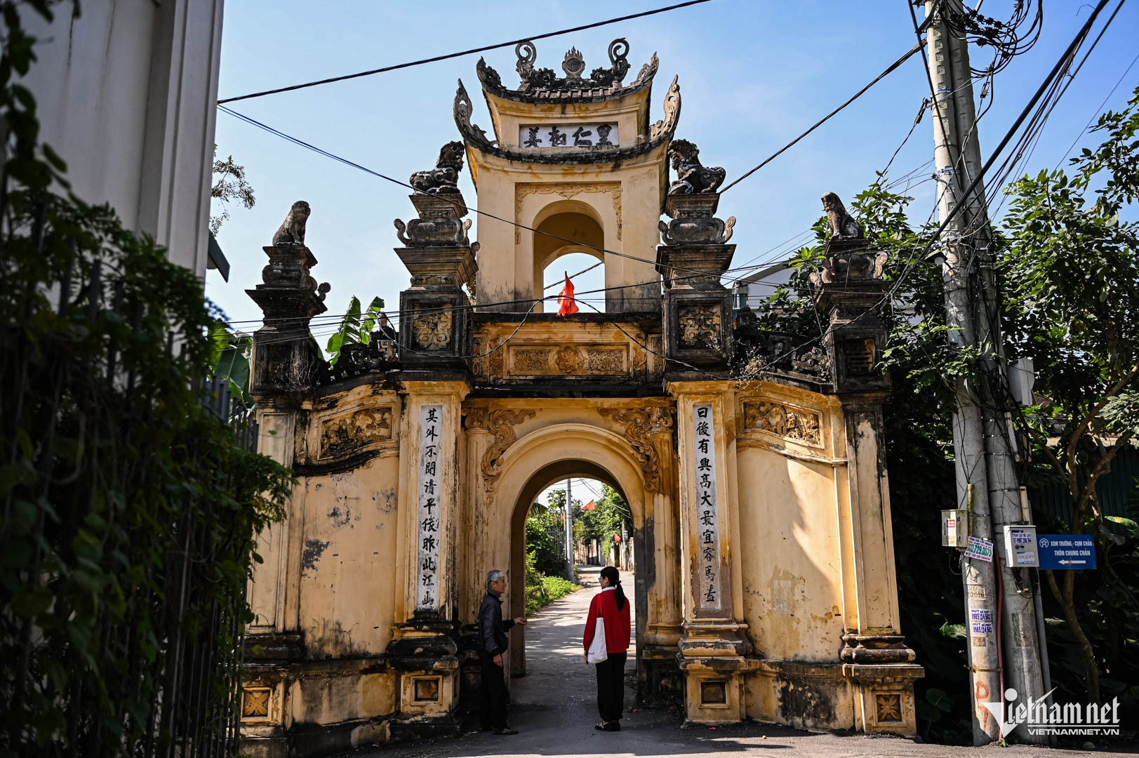 Xuyên không ở ngôi làng cổ Hà Nội, nơi thời gian như ngủ quên 25 Ngoài thăm làng Cựu bình yên, hoài cổ, du khách còn có thể khám phá 3 làng nghề truyền thống cách đó không xa, gồm: may Vân Từ, khảm trai - sơn mài Chuyên Mỹ, giày da Phú Yên.