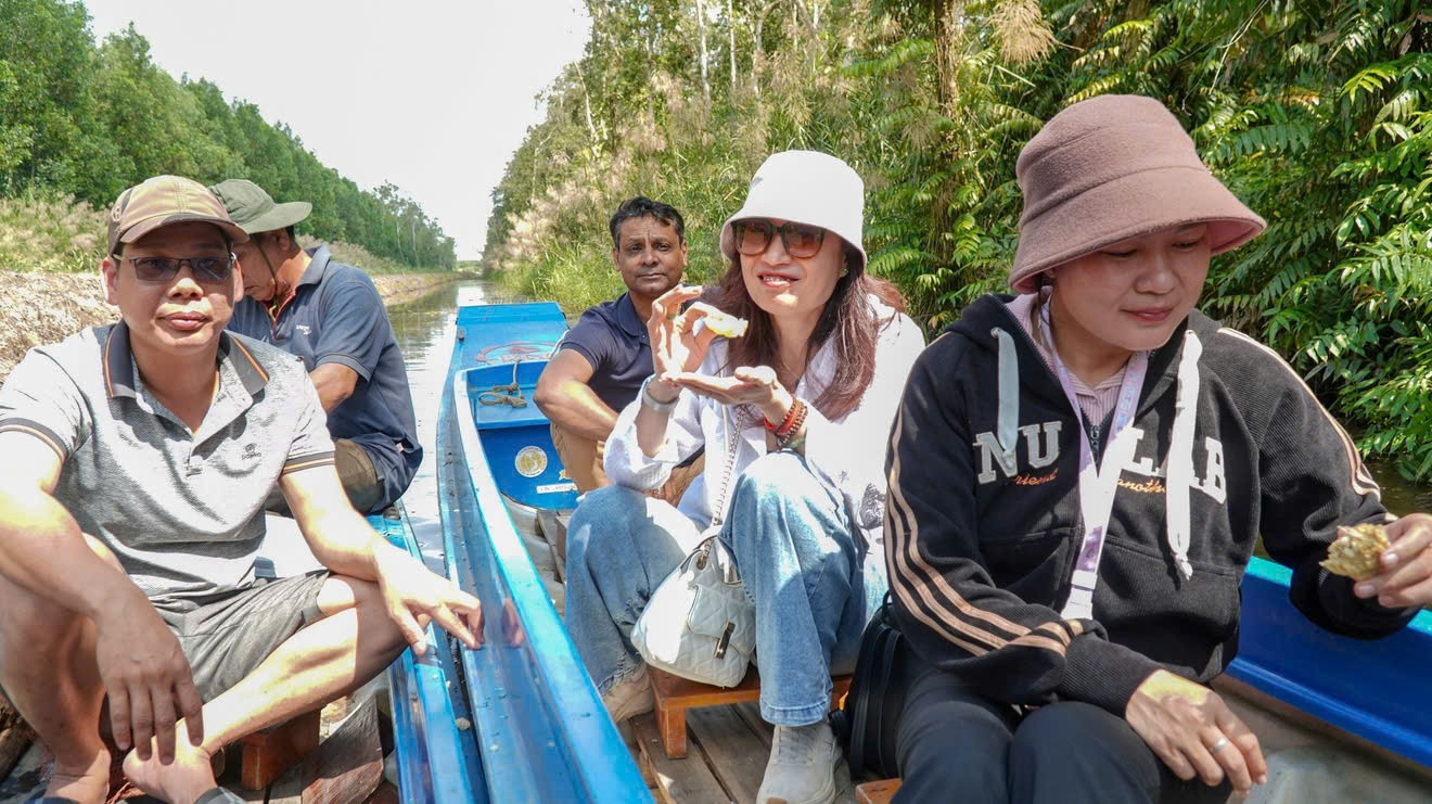 Những ngày Tết Nguyên đán, đông đảo du khách tìm về Khu du lịch sinh thái Sông Trẹm (tỉnh Cà Mau) để tham quan, vui chơi và trải nghiệm đời sống miệt rừng đặc trưng của vùng đất cực Nam Tổ quốc.