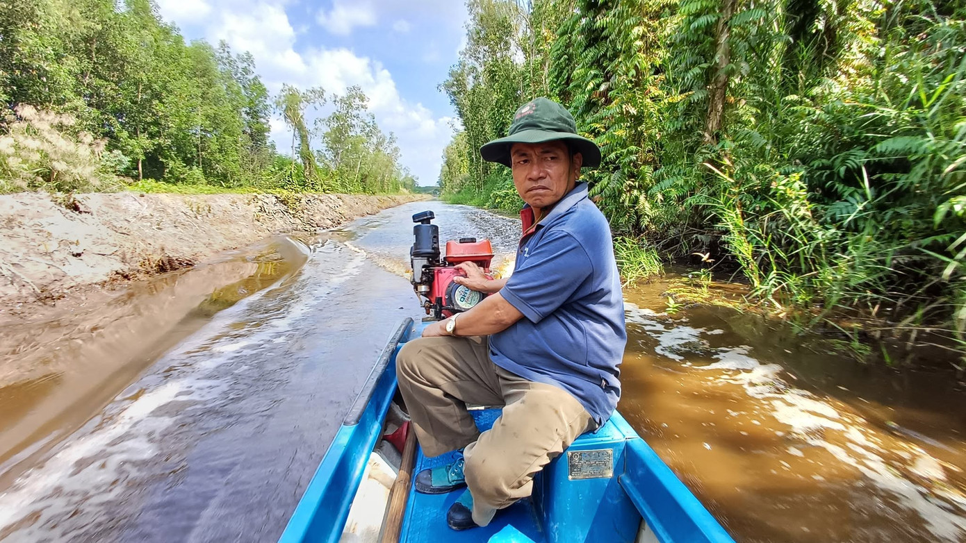 Sau khi chở khách len lỏi qua các con rạch bằng vỏ lãi để khám phá rừng tràm, ông Trương Văn Bảnh (46 tuổi, ngụ xã Nguyễn Phích) hướng dẫn du khách đứng vào vị trí an toàn, đội mũ lưới bảo hộ rồi trực tiếp biểu diễn kỹ thuật lấy mật ong rừng.