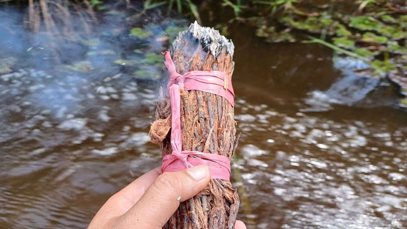 Trước những tổ ong dài hơn 1 m treo lơ lửng trên cao, ông Bảnh dùng khói thổi mạnh vào tổ. Chỉ ít giây sau, hàng ngàn con ong bay ra bảo vệ “lãnh địa” với tiếng vo ve vang cả một góc rừng.