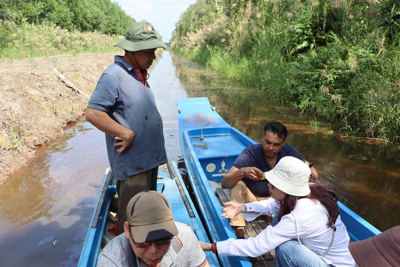Đứng quan sát trong cảm giác vừa hồi hộp vừa thích thú, chị Nguyễn Ngọc Vân (tới từ Hà Nội) cho biết, vợ chồng chị đã đi du lịch nhiều nơi trong và ngoài nước nhưng đây lần đầu đến Cà Mau.