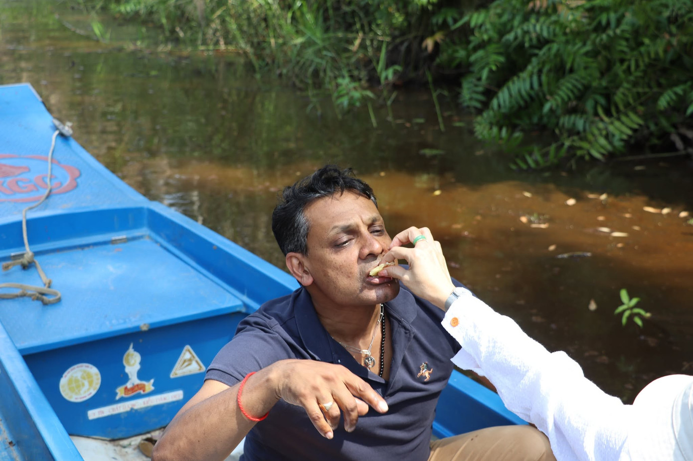 “Tôi ấn tượng vì Cà Mau không chỉ có cảnh quan thiên nhiên đẹp, bà con nơi đây cũng rất dễ thương và mến khách. Khi về Hà Nội hay quê chồng ở Hà Lan, tôi sẽ giới thiệu với bạn bè hãy đến Cà Mau trải nghiệm ăn ong và thưởng thức mật giữa rừng vì nó rất tuyệt”, chị Vân nói và cho biết sẽ mua mật ong rừng về làm quà.