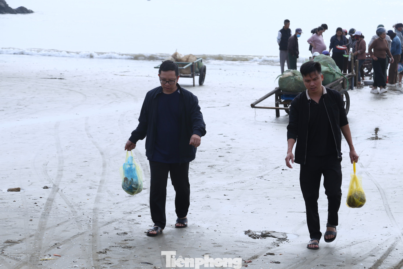 Anh Trần Hùng cho biết, dịp Tết được nghỉ dài ngày nên cùng gia đình từ Hà Nội về quê Nghệ An. Sáng nay, anh cùng vợ con chạy xuống biển Cửa Lò để tham quan, chụp ảnh và lựa chọn một số loại hải sản tươi sống mang về thưởng thức. “Sáng sớm ra chợ cá chọn hải sản vừa đánh bắt xong, cảm giác rất khác so với mua trong siêu thị. Dù giá cao hơn chút nhưng đáng đồng tiền”, anh Hùng chia sẻ.