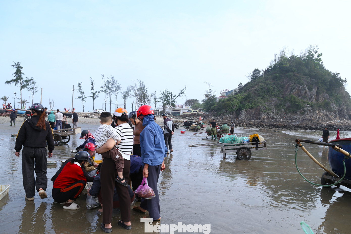 Hơn 9 giờ, khi mặt trời lên cao, chợ cá dần thưa người.