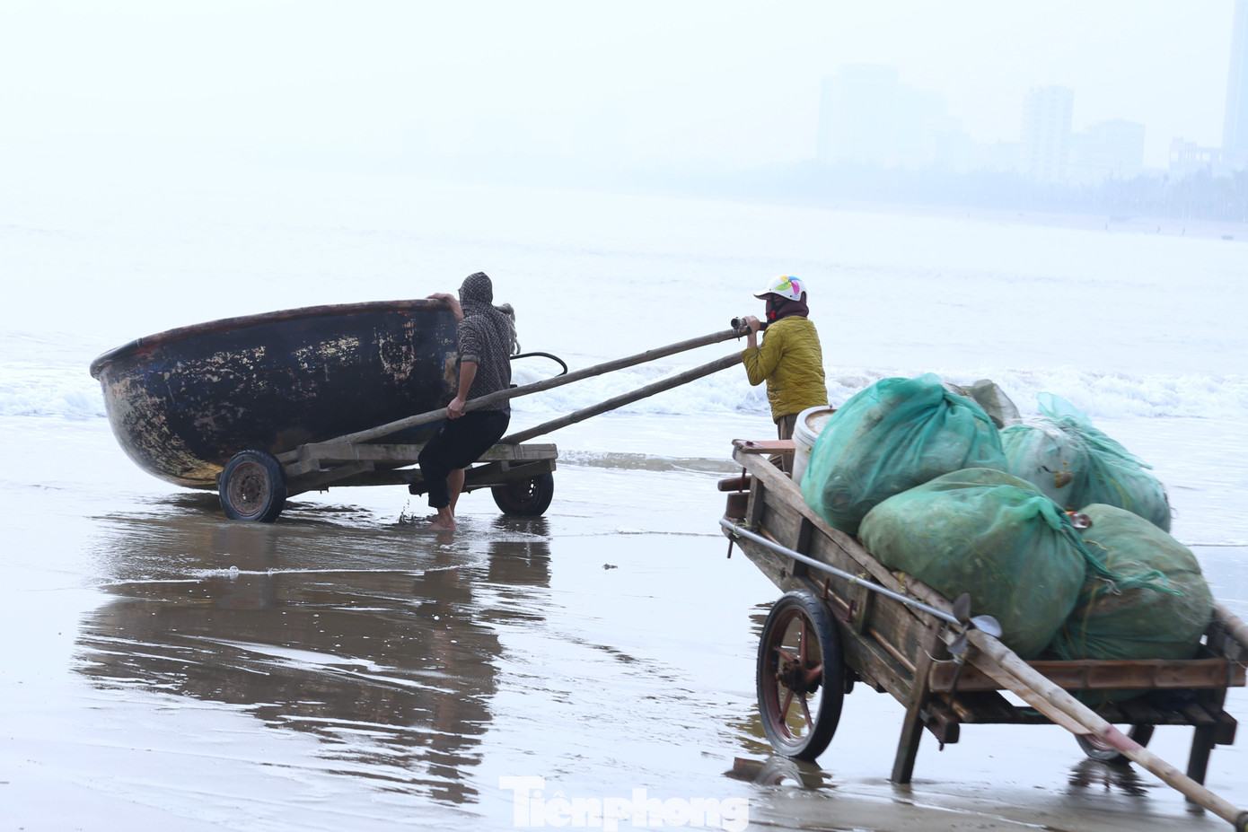 Mở biển lấy lộc, chợ hải sản ven biển nhộn nhịp ngày đầu năm - 12