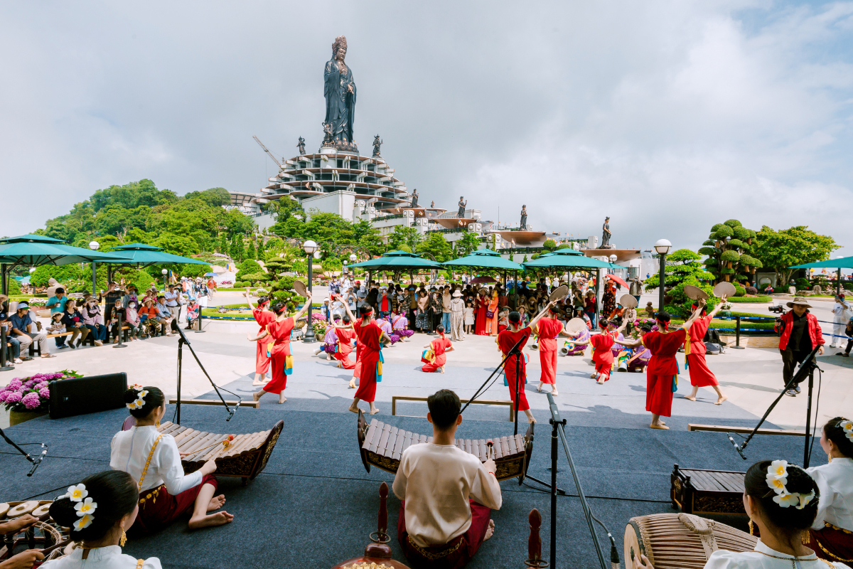 Biển người đổ về núi Bà Đen hành hương dịp đầu năm - 8