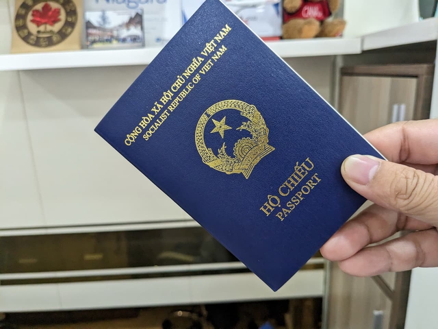 Hết ngày 31/12/2026, người làm hộ chiếu (passport) sẽ không còn được hưởng mức giảm 50% lệ phí cấp hộ chiếu theo Thông tư 64/2025/TT-BTC. Ảnh minh họa: TL