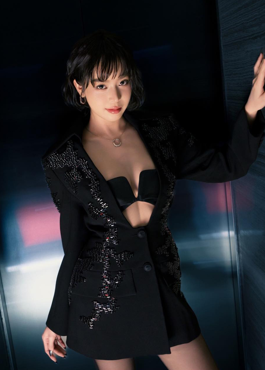 Các thiết kế cắt xẻ, cúp ngực tập trung ánh nhìn vào vòng một gợi cảm được Thanh Thủy ưa chuộng khi đi sự kiện.