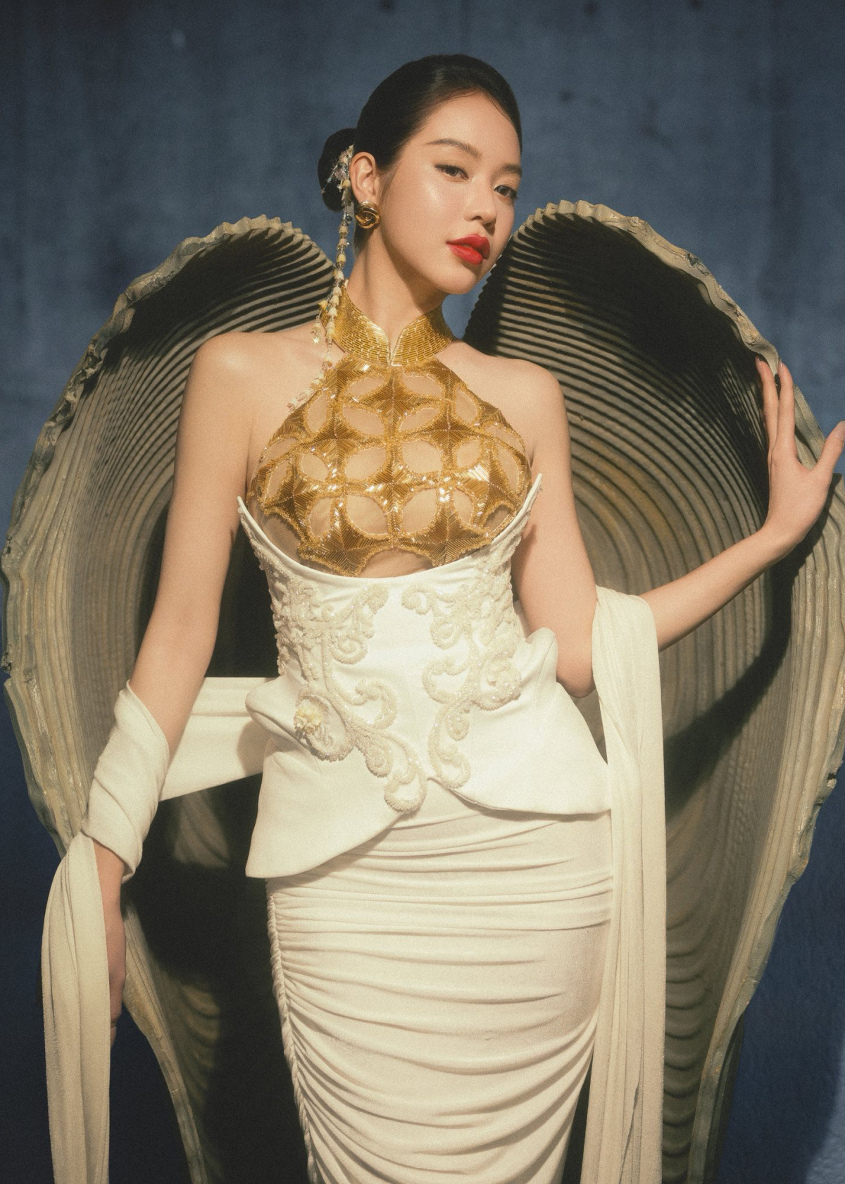 Cô cũng thử nhiều layout trang điểm sắc lạnh hơn, thay cho diện mạo công chúa trước đó.