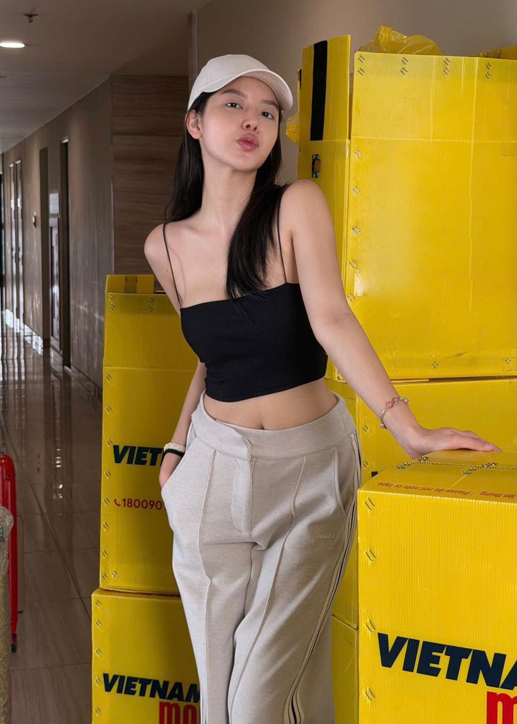 Thời trang không nội y được mỹ nhân 24 tuổi tích cực diện ở đời thường.