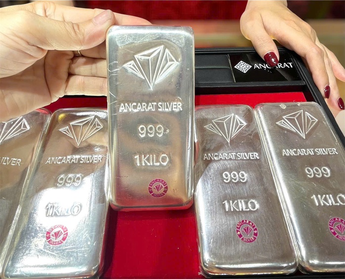 Giá bạc hiện tại được giao dịch quanh 82 triệu đồng/kg