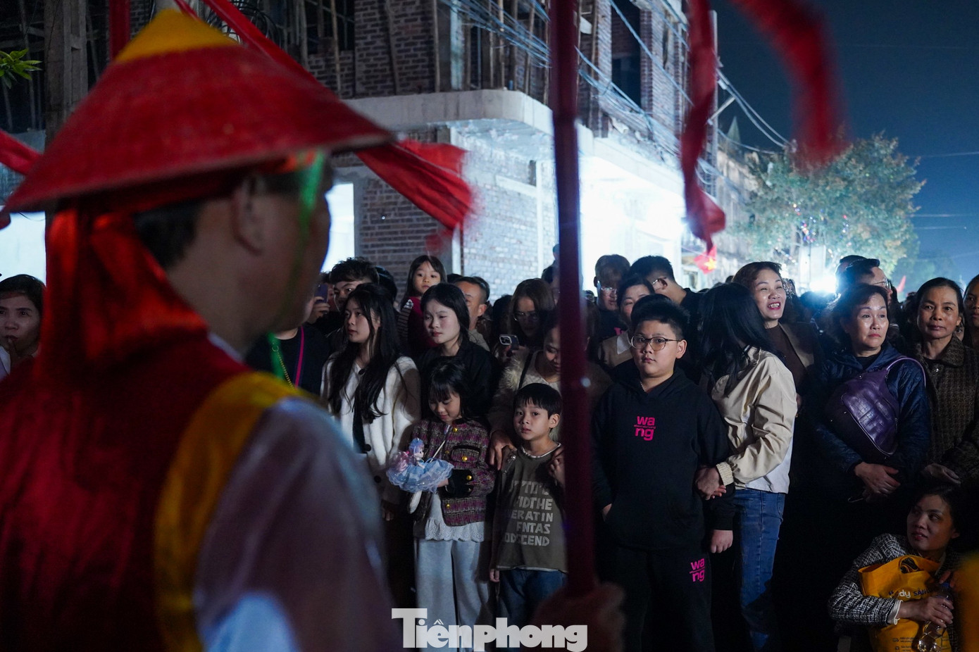 Huyền bí phiên chợ âm dương chỉ họp một lần lúc nửa đêm 23 Ghi nhận của PV Tiền Phong, từ tối mùng 4 Tết, khu vực cổng chợ Âm Dương đã chật kín người đứng chờ. Phía trước lối vào, bốn lính nghi trượng trong trang phục truyền thống túc trực canh gác, đảm bảo trật tự cho phiên chợ.