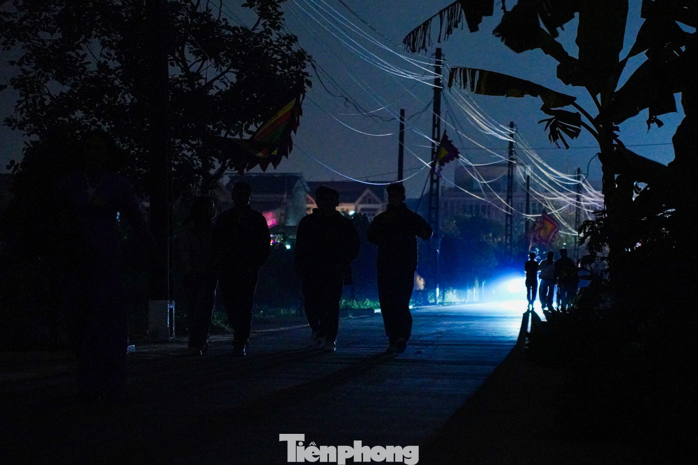 Huyền bí phiên chợ âm dương chỉ họp một lần lúc nửa đêm 24 Nằm cạnh nghĩa trang giữa cánh đồng, chợ hoàn toàn không dùng đèn điện. Dưới ánh sáng leo lét của nến và đèn dầu, người đi chợ phải dò dẫm từng bước qua những lối đi tối mịt.