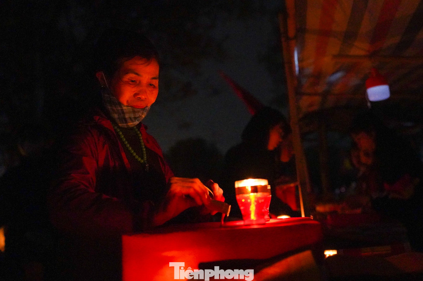 Huyền bí phiên chợ âm dương chỉ họp một lần lúc nửa đêm 28 Giao dịch diễn ra trong im lặng, người mua tự giác thả tiền vào hộp thay vì đưa tận tay người bán. Thường xuyên đi chợ Âm Dương, bà Đặng Nhung (Bắc Ninh) chia sẻ: Việc mua đồ ở đây cốt để cầu bình an cho gia đình, tưởng nhớ người đã khuất và gìn giữ văn hóa truyền thống quê hương.