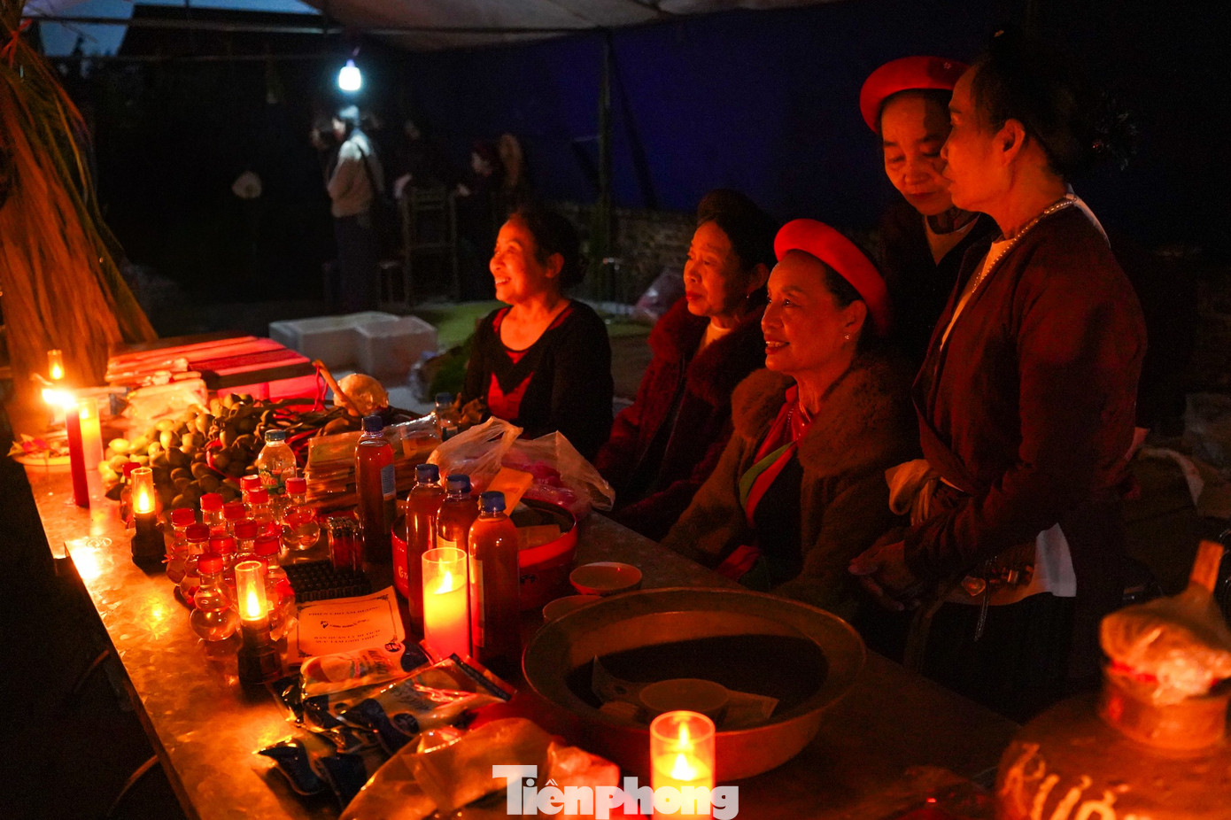 Huyền bí phiên chợ âm dương chỉ họp một lần lúc nửa đêm 25 Ngay từ lối vào, các sạp hàng đã tấp nập bày bán vàng mã, gạo, muối, bật lửa... để người đi chợ mua may, bán rủi. Đặc biệt, mọi giao dịch bên trong chợ đều diễn ra trong tĩnh lặng, người mua không mặc cả và người bán cũng không nói giá.