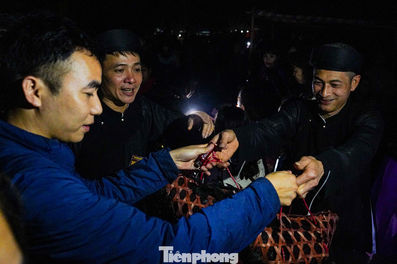 Huyền bí phiên chợ âm dương chỉ họp một lần lúc nửa đêm 33 Khu vực mua bán gà đen luôn nhộn nhịp bậc nhất phiên chợ. Theo quan niệm dân gian, loài vật này được dùng làm đồ tế lễ quan trọng giúp gia chủ xua đuổi vận xui, trừ tà khí dịp đầu năm.