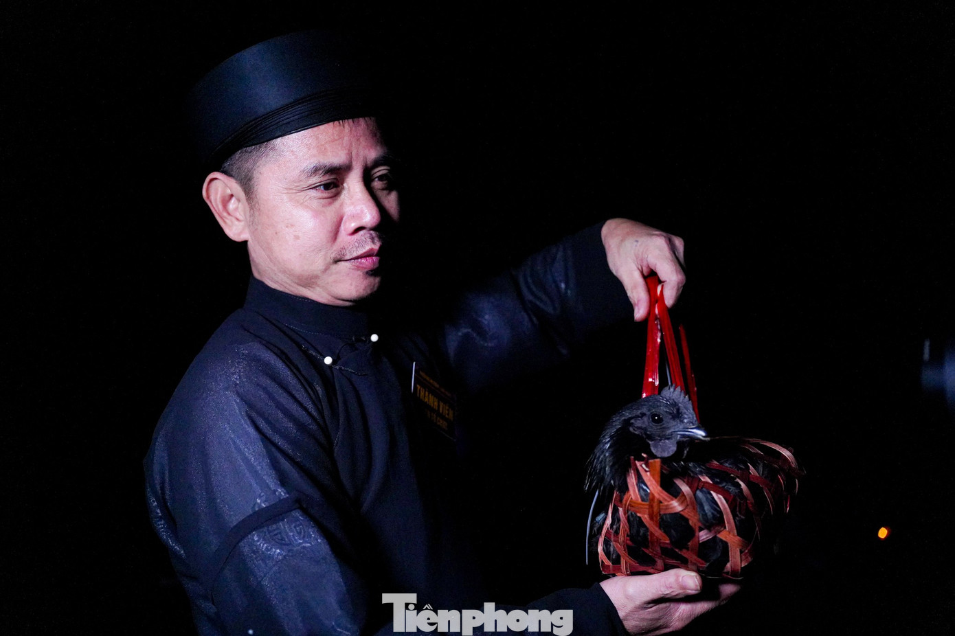 Huyền bí phiên chợ âm dương chỉ họp một lần lúc nửa đêm 34 Ông Nguyễn Văn Hiểu (50 tuổi, người làng Xuân Ổ) cho biết năm nay ban tổ chức chuẩn bị 350 con gà đen. Người dân muốn mua phải xếp hàng nhận phiếu, và không phải ai cũng có cơ hội sở hữu. Với nhiều người, chọn được một con gà đen mang về đồng nghĩa với việc đón lộc may mắn đầu năm, ông Hiểu chia sẻ.