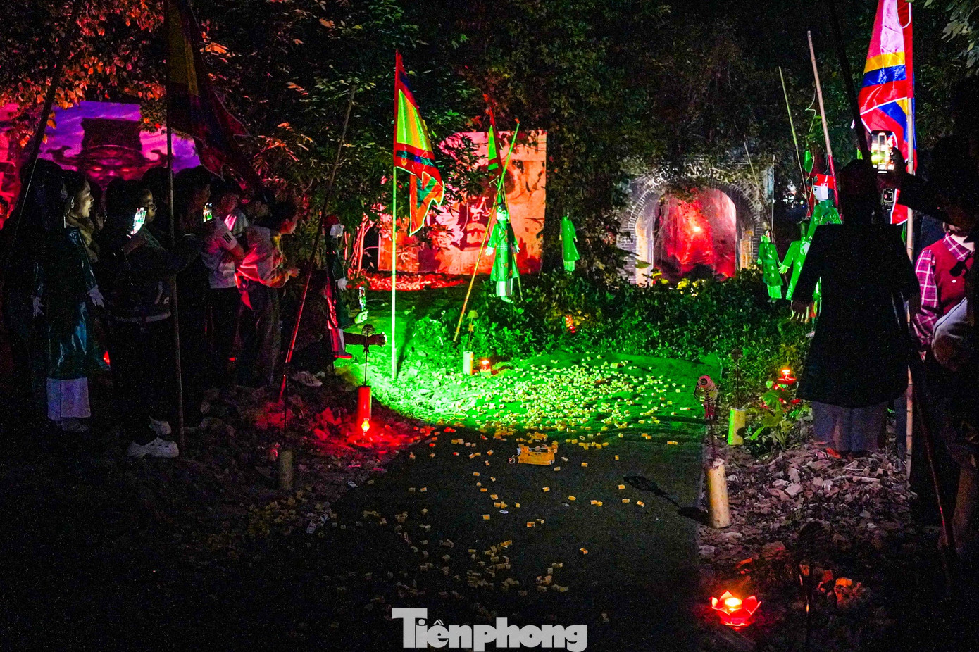 Huyền bí phiên chợ âm dương chỉ họp một lần lúc nửa đêm 32 Không gian Đường vào cửa âm phủ được tái hiện mờ ảo, làm tăng thêm vẻ kỳ bí cho phiên chợ đêm.