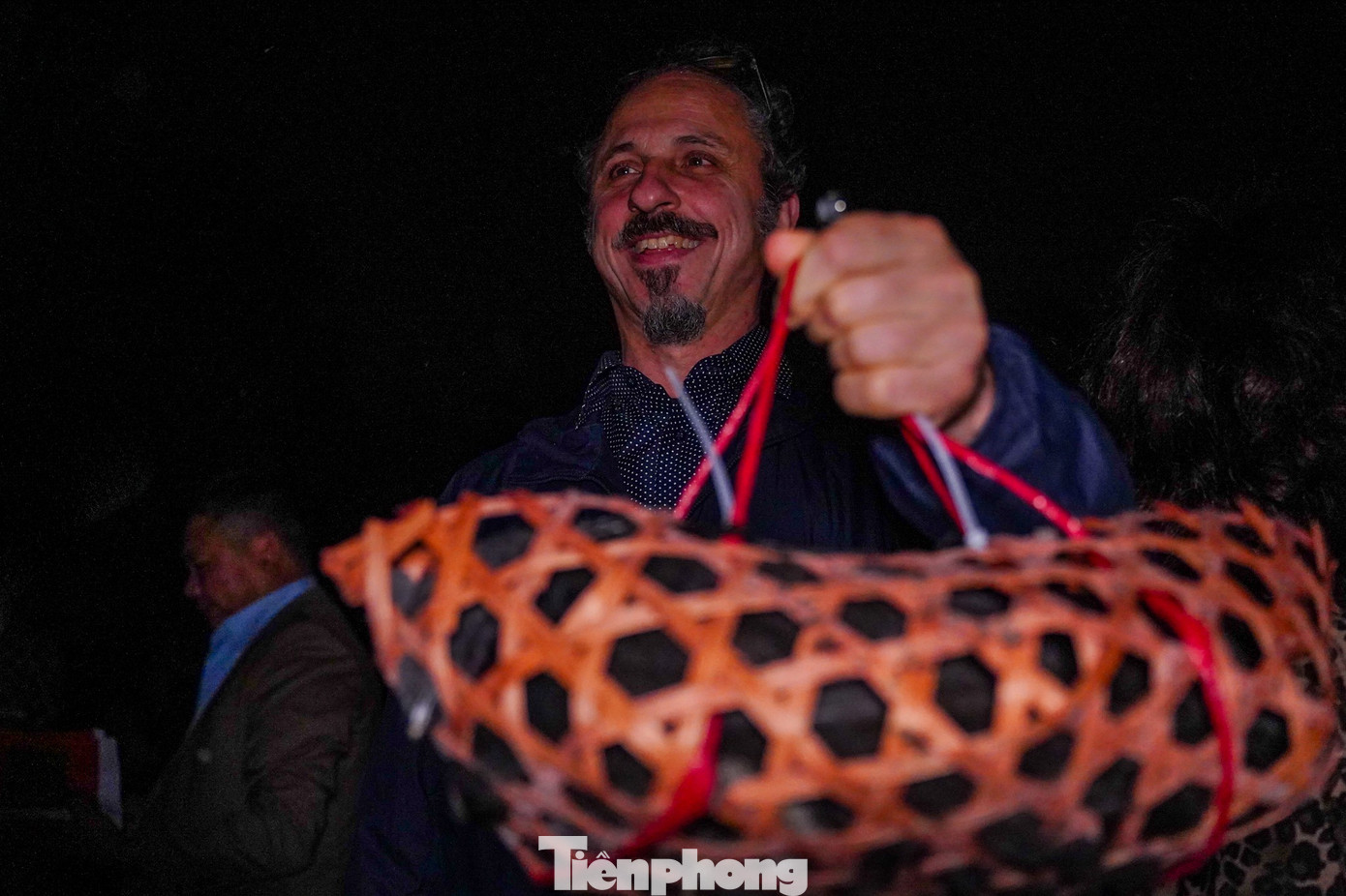 Huyền bí phiên chợ âm dương chỉ họp một lần lúc nửa đêm 37 Sự kỳ bí của chợ Âm Dương còn thu hút nhiều du khách quốc tế đến khám phá. Lần đầu trải nghiệm nét văn hóa này qua lời giới thiệu của bạn bè, ông Fioramont (55 tuổi, du khách Ý) chia sẻ: Không gian ở đây vô cùng huyền ảo. Một trải nghiệm tâm linh hoàn toàn mới mẻ và đầy bí ẩn đối với tôi.