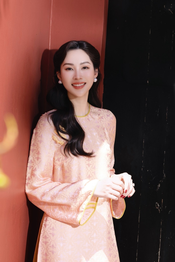 Trước khi lên đường đi nghỉ dưỡng, Đặng Thu Thảo cũng thực hiện nhiều bộ ảnh áo dài tôn nét dịu dàng mừng Tết Bính Ngọ và được khen nhan sắc dường như bị thời gian bỏ quên.