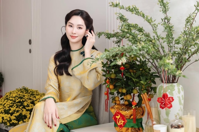 Đặng Thu Thảo sinh năm 1991 ở Bạc Liêu. Trước khi đăng quang Hoa hậu Việt Nam 2012, cô là Hoa khôi Đồng bằng Sông Cửu Long cùng năm. Hiện Đặng Thu Thảo và chồng đại gia có ba con, hai gái và một trai: Sophie 8 tuổi, Liam, 6 tuổi và bé út chưa tiết lộ tên hiện hơn một tuổi.