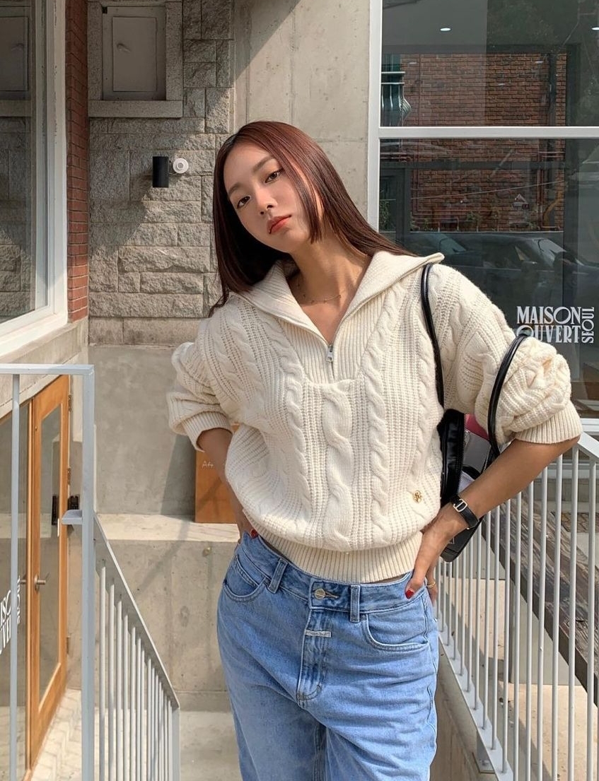 Xu hướng nổi trội của mùa mốt Xuân Hè 2026 còn có áo len cổ kéo khóa. Từ nhà mốt lớn như Chanel đến các hãng bình dân như Uniqlo đều đưa kiểu dáng này vào bộ sưu tập. Theo WWW, dự báo thiết kế được nhiều người yêu thích vì dễ mặc, phù hợp với mọi vóc dáng, phong cách.