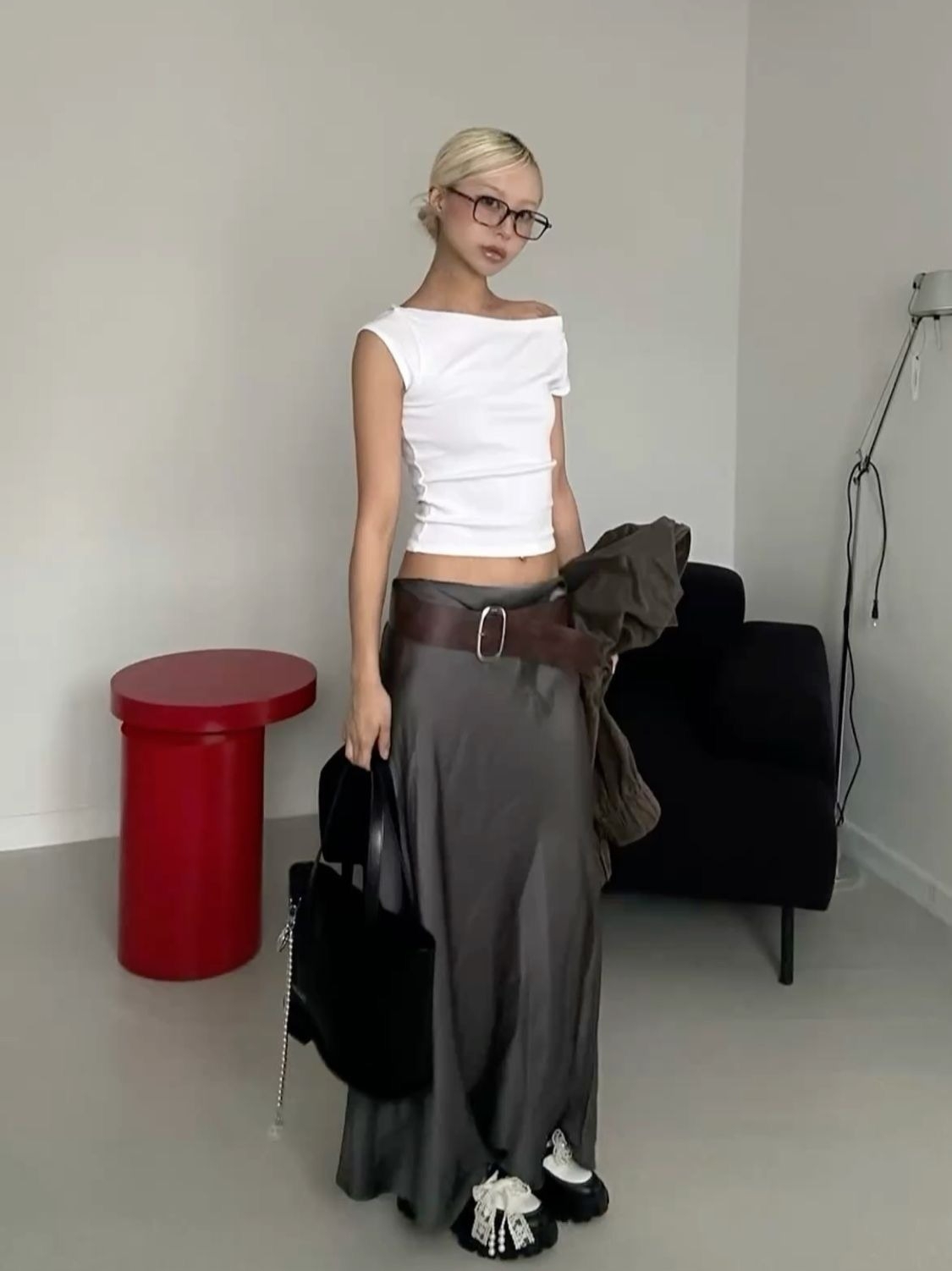 Năm nay, nhiều thương hiệu đồng loạt tung ra áo thun cổ thuyền. So với cổ tròn, kiểu dáng này giúp tôn xương quai xanh và trông quyến rũ hơn, nhưng vẫn đảm bảo lịch sự. Bạn có thể kết hợp chúng cùng nhiều món đồ như chân váy midi, quần ống rộng.