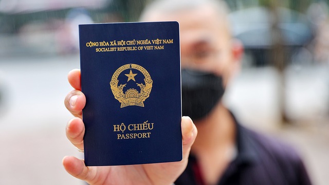 Người dân có thể làm hộ chiếu (passport) online. Ảnh minh họa: TL