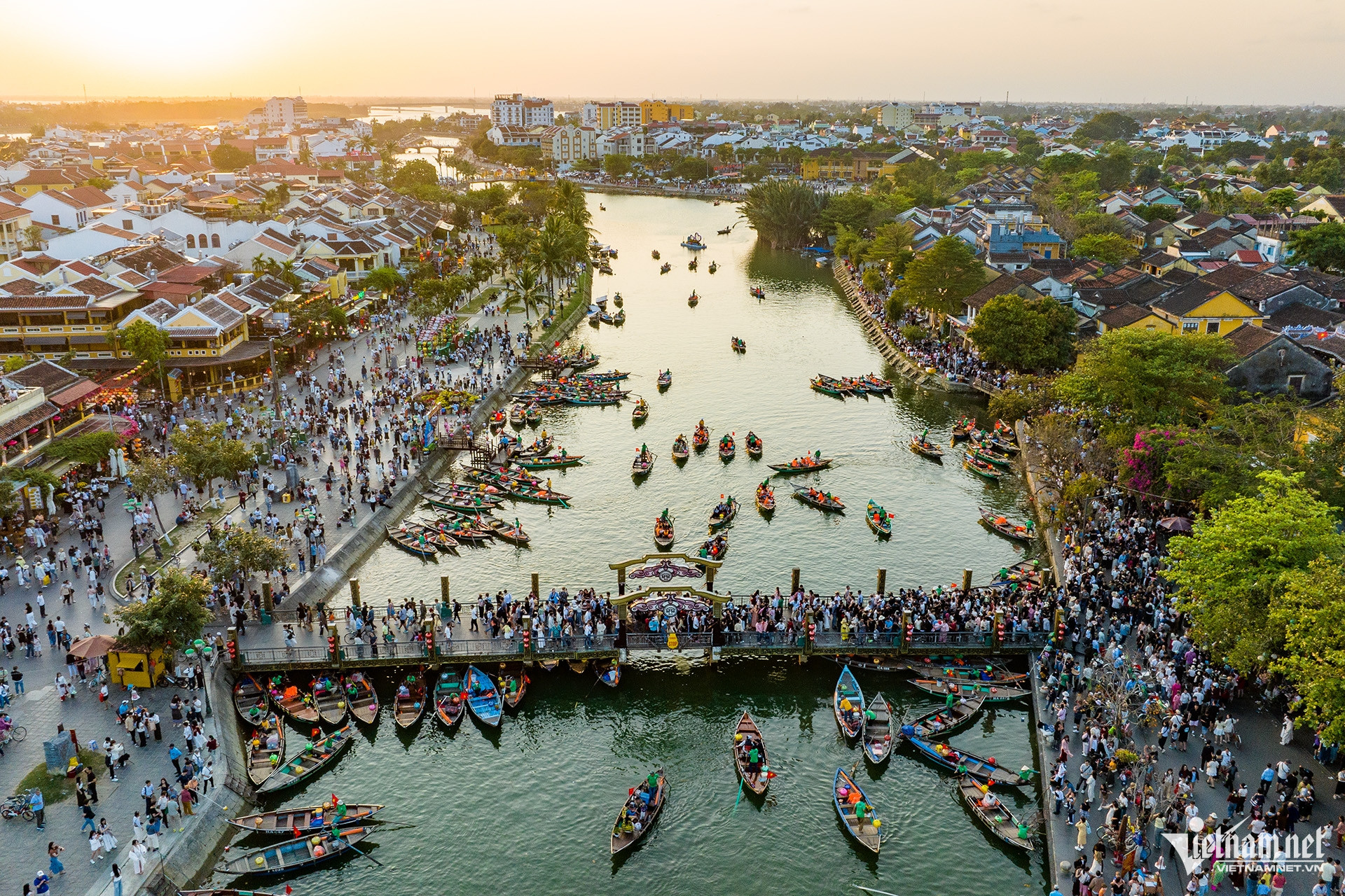 Biển người đổ bộ phố cổ Hội An, chờ mỏi chân mới có ảnh check-in 19 Phố cổ Hội An (Đà Nẵng) lúc 16h ngày 21/2 (mùng 5 Tết)