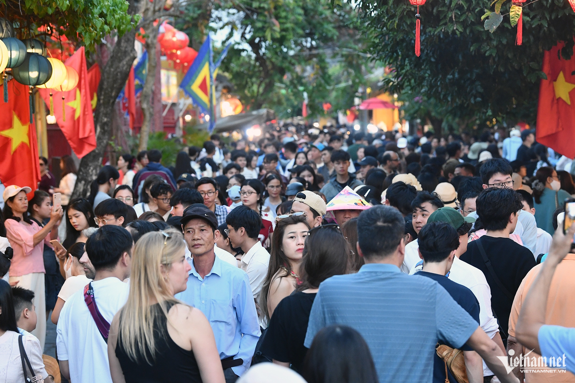 Biển người đổ bộ phố cổ Hội An, chờ mỏi chân mới có ảnh check-in 20 Chiều mùng 5 Tết, các tuyến đường gần khu vực sông Hoài ken đặc người. Trong số này có rất nhiều du khách quốc tế và các tỉnh đổ về du xuân.