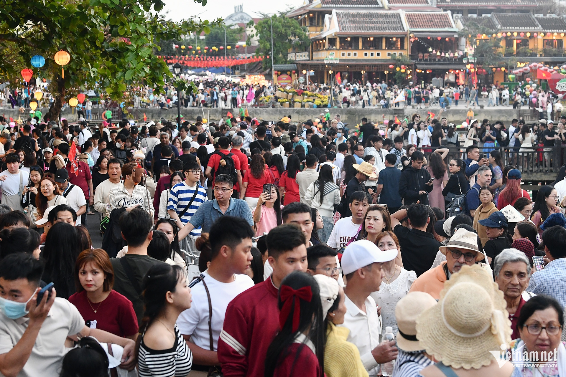 Biển người đổ bộ phố cổ Hội An, chờ mỏi chân mới có ảnh check-in 21 img src/upload/1-2026/images/2026-02-22/1771722362-w-hoi-an-3jpg-1247-width1920height1280.jpg width660 /