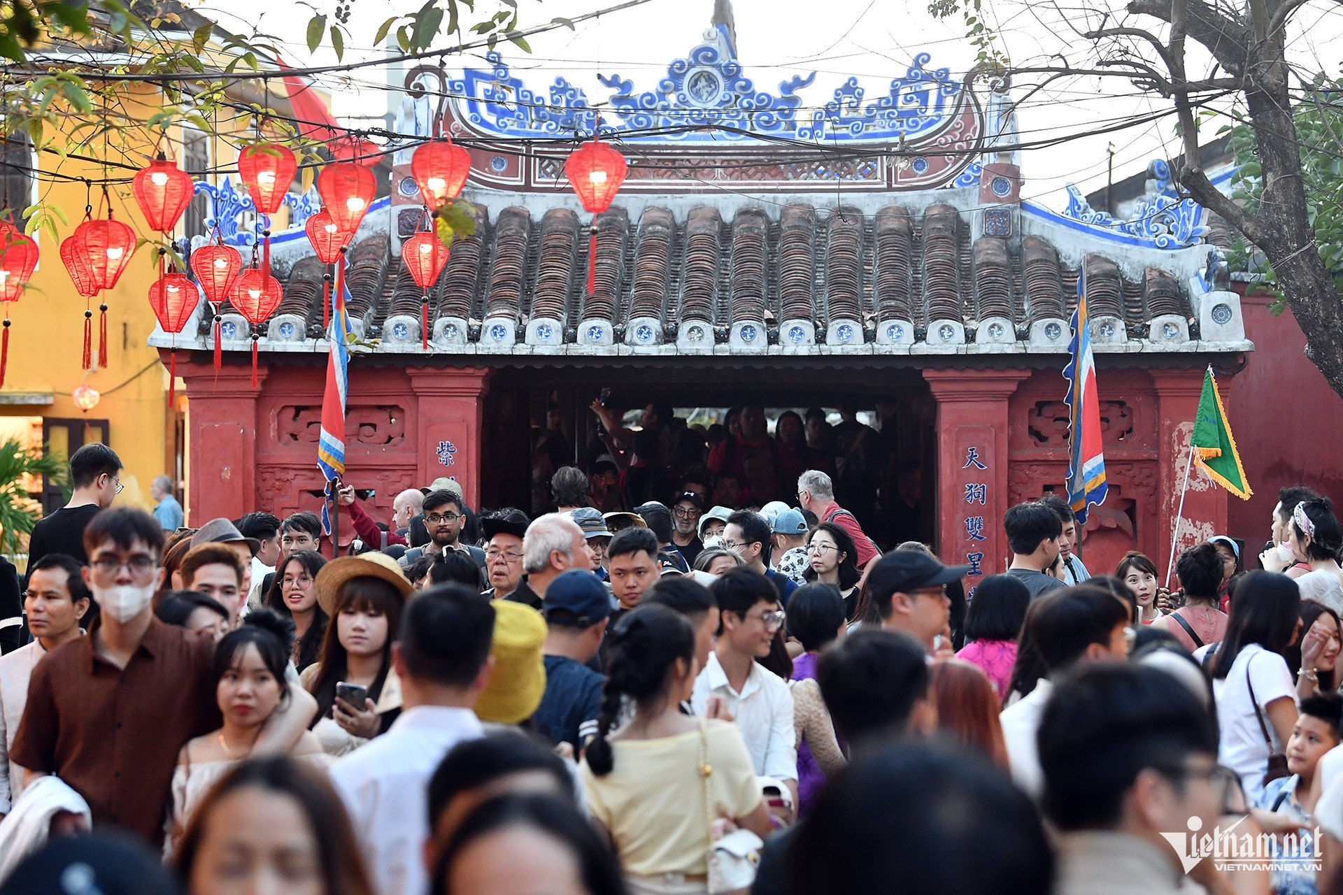 Biển người đổ bộ phố cổ Hội An, chờ mỏi chân mới có ảnh check-in 23 Biển người amp;#34;đổ bộamp;#34; phố cổ Hội An, chờ mỏi chân mới có ảnh check-in - 4