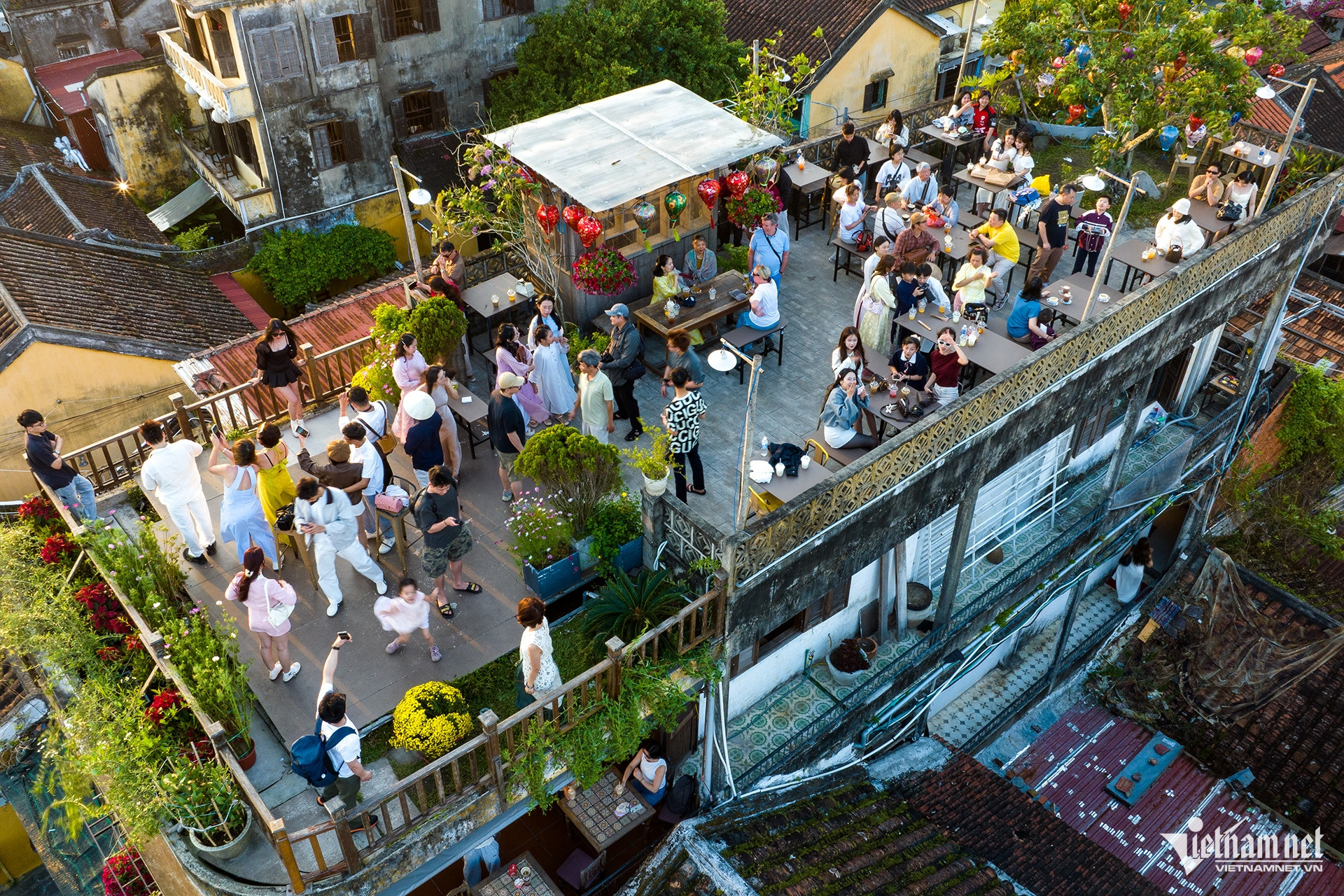 Biển người đổ bộ phố cổ Hội An, chờ mỏi chân mới có ảnh check-in 28 Một quán cà phê ở đường Trần Phú có sân thượng nhìn được toàn cảnh các nóc nhà cổ, thu hút rất đông khách.