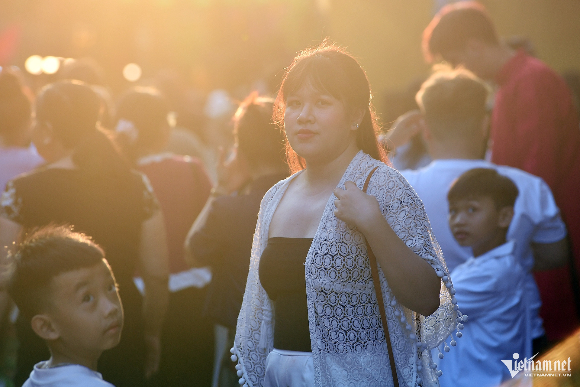 Biển người đổ bộ phố cổ Hội An, chờ mỏi chân mới có ảnh check-in 29 Chị Ngọc đến từ Hà Nội loay hoay tìm góc chụp ảnh với nắng vàng dọc đường Trần Phú vì quá đông người. Trước đó, chị và các thành viên trong gia đình muốn lên quán cà phê nhưng trên sân thượng quá đông, chị đã không đủ kiên nhẫn chờ.